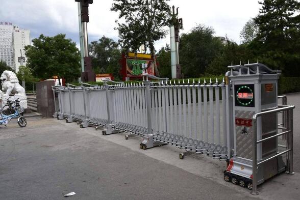 保定出安智能伸縮門進駐保定鉑悅山大門口
