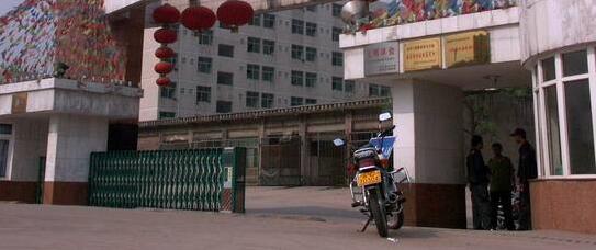 河北科技學(xué)院大門口的伸縮門由保定出安智能提供