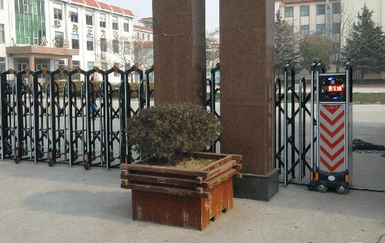 熱烈祝賀保定出安智能為西湖鉑悅山大門口安裝上伸縮門