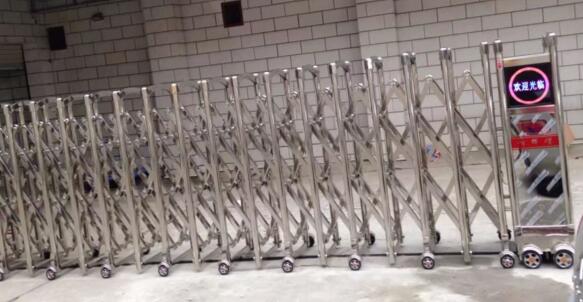 保定電谷國際酒店大門口的伸縮門由保定出安智能提供