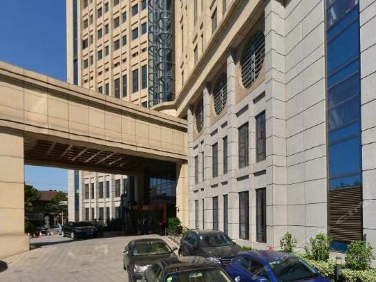 上海出安智能升降柱成上海遠(yuǎn)洋賓館大門(mén)口一顆璀璨明珠