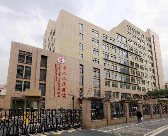 上海出安智能道閘成上海市第六人民醫(yī)院大門(mén)口一道美景   