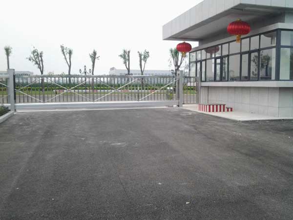 天津出安智能懸浮門亮相在天津大學大門口