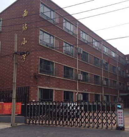 天津市紅橋區(qū)西站小學(xué)迎來(lái)天津出安智能伸縮門！   