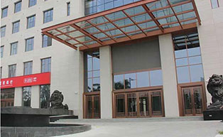 佛山招商銀行自動門工程案例 - 中出網(wǎng)-智能出入口與停車充電門戶