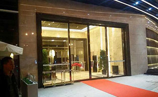 贛州寶能層地產(chǎn)銷售部自動門工程案例 - 中出網(wǎng)-智能出入口與停車充電門戶