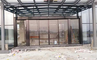 清遠實創(chuàng)涂料自動門工程案例 - 中出網(wǎng)-智能出入口與停車充電門戶