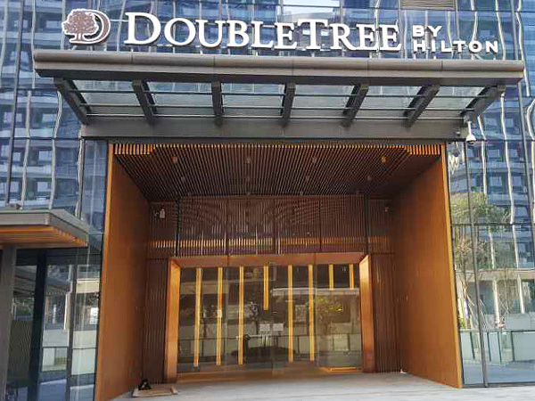 深圳龍華希爾頓逸林酒店自動(dòng)門工程案例 - 中出網(wǎng)-智能出入口與停車充電門戶