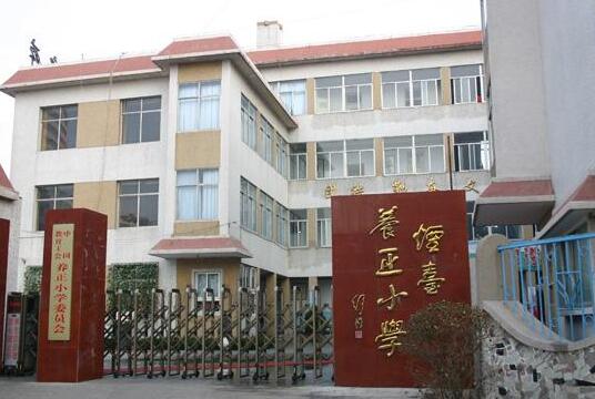 煙臺(tái)養(yǎng)正小學(xué)大門(mén)口伸縮門(mén)支持單位煙臺(tái)出安智能 