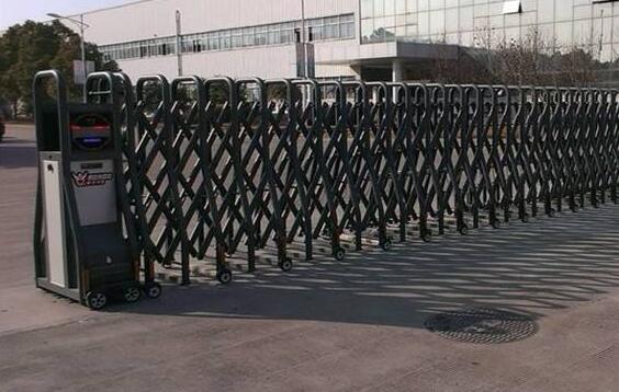 唐山出安智能伸縮門(mén)在唐山鴻達(dá)學(xué)校湖閃亮登場(chǎng)