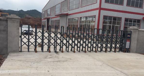 唐山出安智能伸縮門安裝在唐山市路北區(qū)英華外國語小學大門口