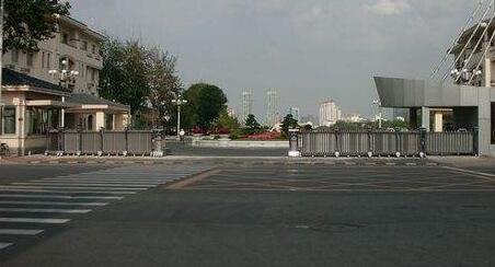 溫州出安智能伸縮門進駐溫州天驕筆業(yè)有限責任公司大門口