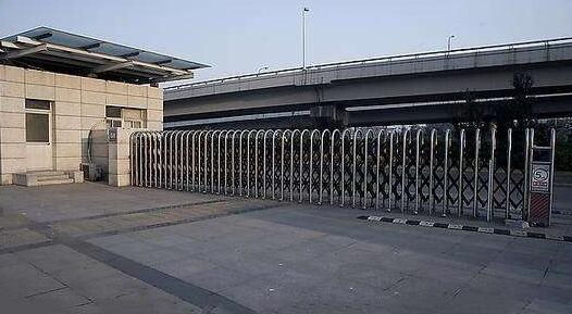 溫州出安智能電動(dòng)伸縮門成為甌江口九瓏湖的門柱