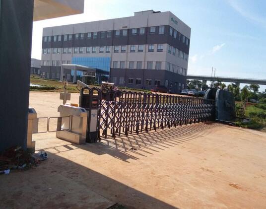 紹興出安智能電動(dòng)伸縮門(mén)安裝在紹興市第一中學(xué)大門(mén)口展示