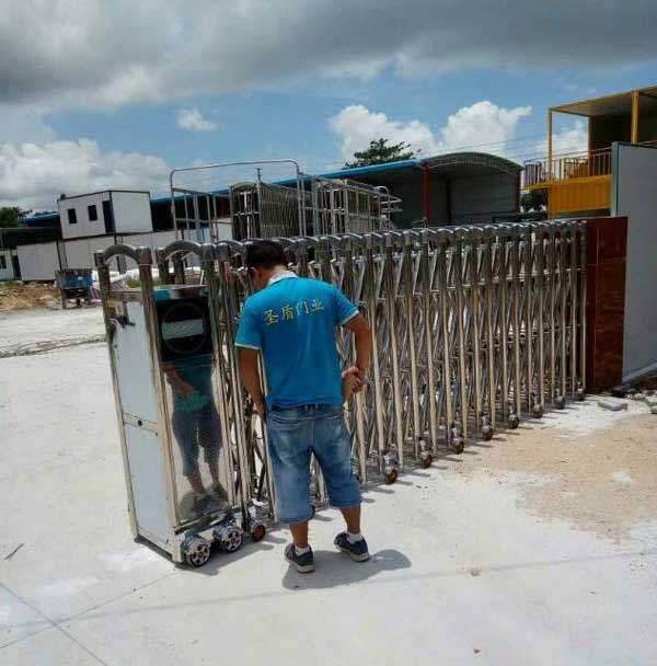 揚州宏鉅展柜制作工廠伸縮門案例 - 中出網(wǎng)-智能出入口與停車充電門戶