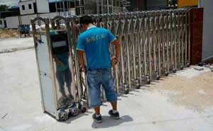 揚州宏鉅展柜制作工廠伸縮門案例