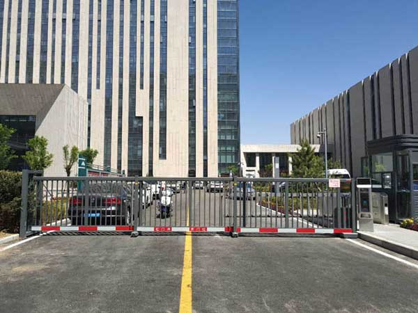 鄂爾多斯國(guó)家電網(wǎng)平移伸縮門案例 - 中出網(wǎng)-智能出入口與停車充電門戶