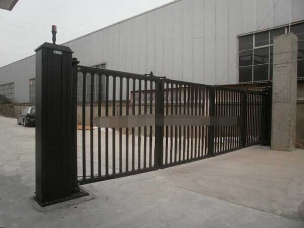 泰州出安智能懸浮門在泰州靖江三鵬汽車模具制造有限公司門口亮相