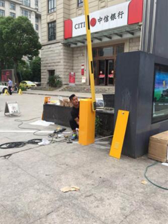 中信銀行成功安裝臺(tái)州出安智能伸縮門(mén)