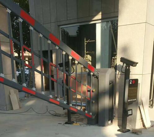臺(tái)州出安智能道閘成功安裝在臺(tái)州永發(fā)機(jī)械制造有限公司大門(mén)口