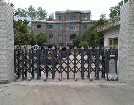 臺(tái)州出安智能電動(dòng)伸縮門閃亮安裝在偉星金色朝陽(yáng)大門口