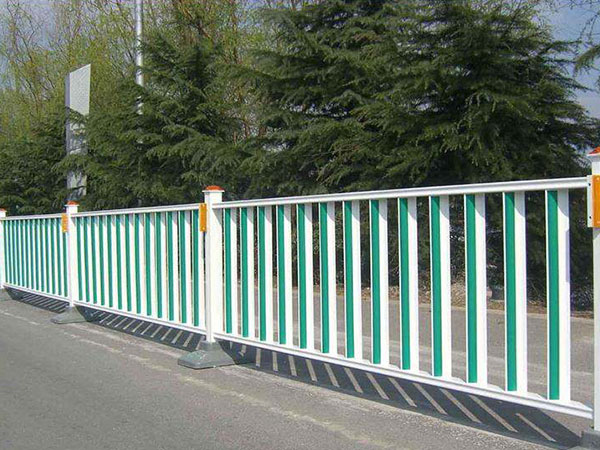 道路隔離護(hù)欄5