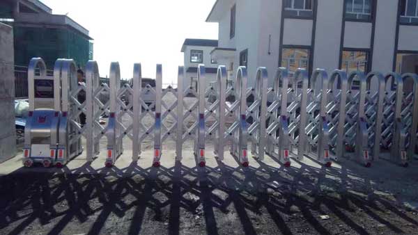 鎮(zhèn)江佳源?巴黎都市伸縮門案例 - 中出網(wǎng)-智能出入口與停車充電門戶