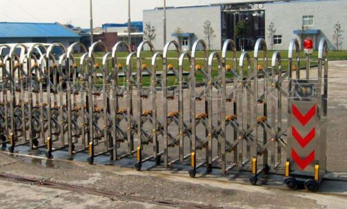 滄州市第三中學大門口的電動伸縮門由滄州出安智能提供