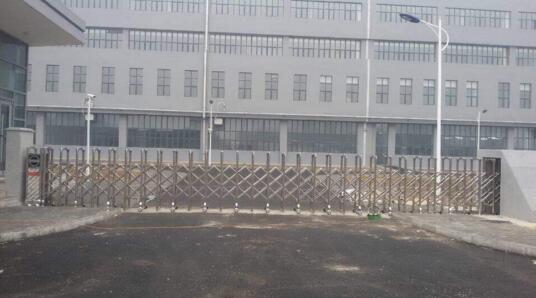 邯鄲市三泰膠業(yè)有限公司選用邯鄲出安智能伸縮門彰顯個性