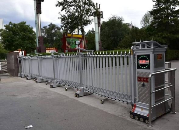 邯鄲出安智能電動伸縮門安裝在邯鄲城市發(fā)展投資集團(tuán)有限公司大門口