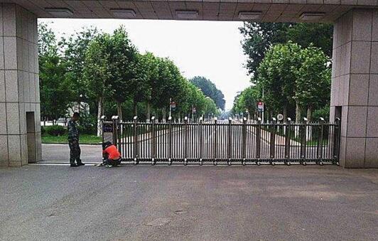 邯鄲市三泰膠業(yè)有限公司成功安裝邯鄲出安智能伸縮門