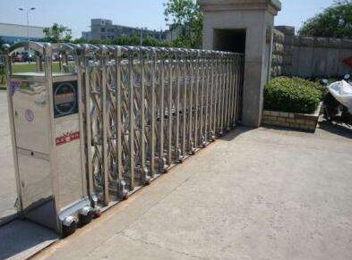 邯鄲市富亞電子技術有限公司大門口的伸縮門由邯鄲出安智能提供