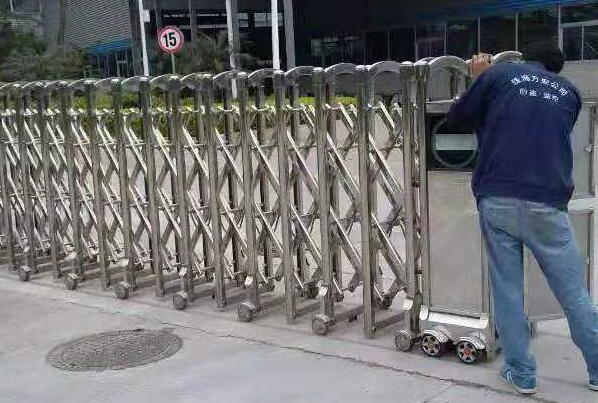 邯鄲出安智能電動伸縮門安裝在邯鄲華夏職業(yè)技術學校