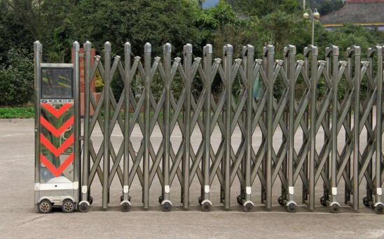 邯鄲出安智能伸縮門閃亮在邯鄲市信德規(guī)劃設(shè)計(jì)有限公司大門口