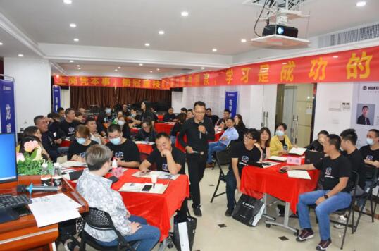 榮高門窗第九屆新商特訓(xùn)營在榮高資深導(dǎo)師萬超老師的帶領(lǐng)下進(jìn)入了激昂的開班典禮