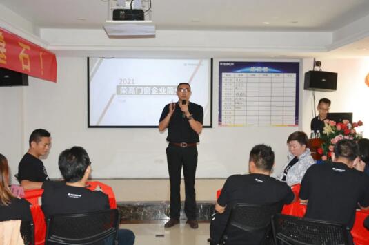 榮高商學(xué)院資深導(dǎo)師李自奎老師將榮高企業(yè)文化透析