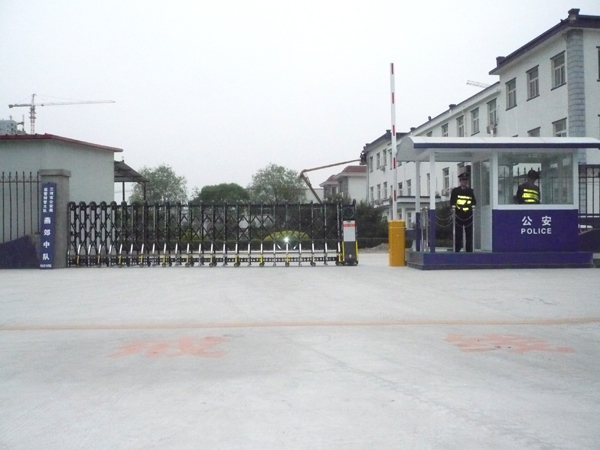北京三河市特警大隊伸縮門工程案例 - 中出網(wǎng)-智能出入口與停車充電門戶