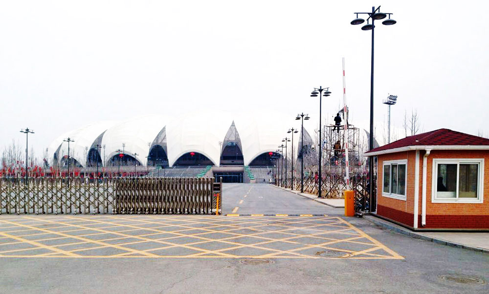 滄州體育館伸縮門工程案例 - 中出網(wǎng)-智能出入口與停車充電門戶