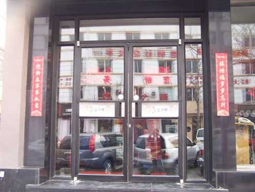 夏威夷海岸FY-AC544型號(hào)肯德基門(mén)案例 - 中出網(wǎng)-智能出入口與停車(chē)充電門(mén)戶