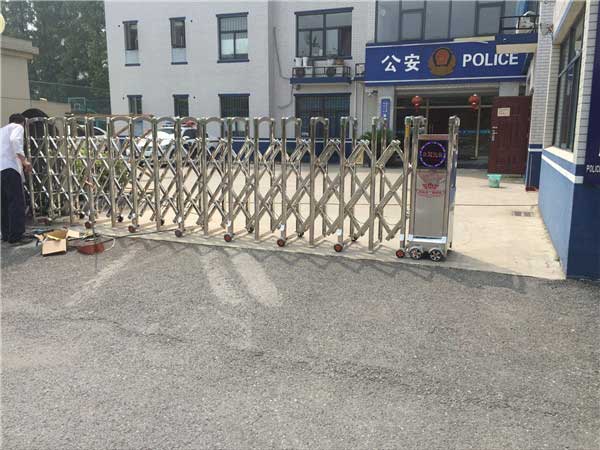 淮安出安智能伸縮門為淮安市公安局清河分局健康路派出所大門口增加色彩