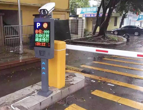 許昌新田360廣場(chǎng)停車(chē)場(chǎng)系統(tǒng)案例 - 中出網(wǎng)-智能出入口與停車(chē)充電門(mén)戶(hù)