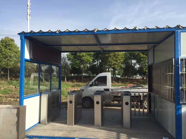 宿遷市彩塑工業(yè)園通道閘案例 - 中出網(wǎng)-智能出入口與停車充電門戶