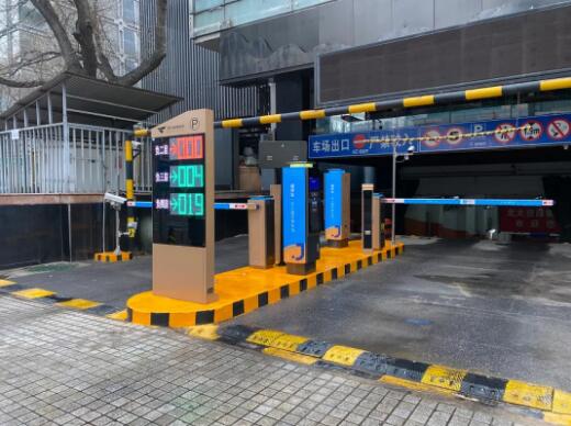 停車場出入口配置了捷順科技高端的H Plus智能車場設(shè)備