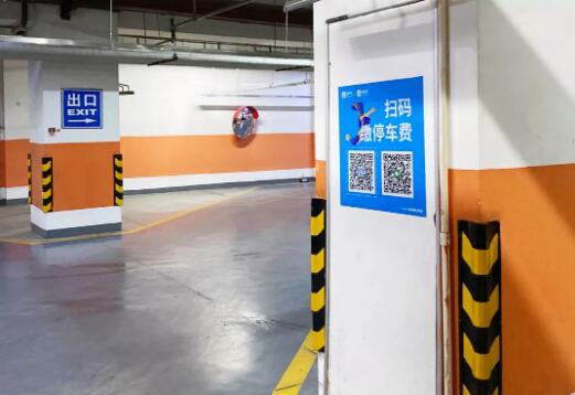 無牌車車主可掃描控制機上的動態(tài)二維碼，順利實現(xiàn)出入場。