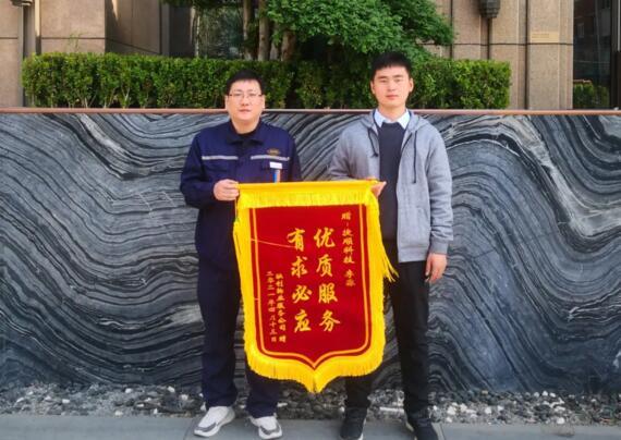 天津李淼（右）