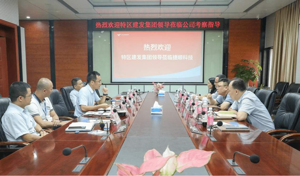捷順科技總經(jīng)理趙勇、副總經(jīng)理何軍向李喻春一行作了工作匯報