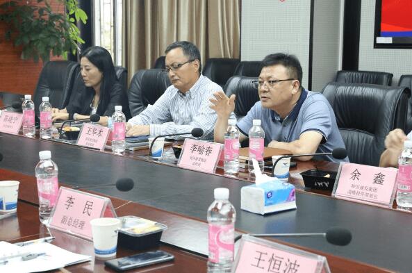 捷順科技總經(jīng)理趙勇、副總經(jīng)理何軍向李喻春一行作了工作匯報