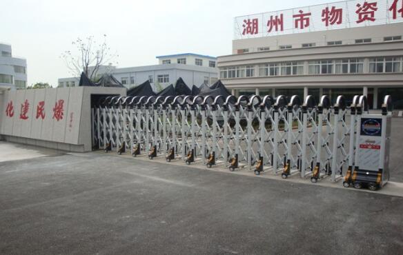 湖州出安智能伸縮門(mén)進(jìn)駐湖州物資化建民爆公司大門(mén)口