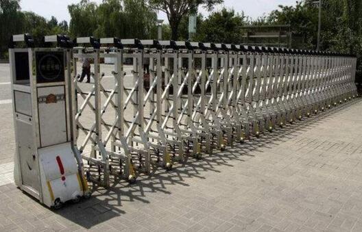 湖州市明迪教育培訓學校大門口的電動伸縮門由湖州出安智能提供