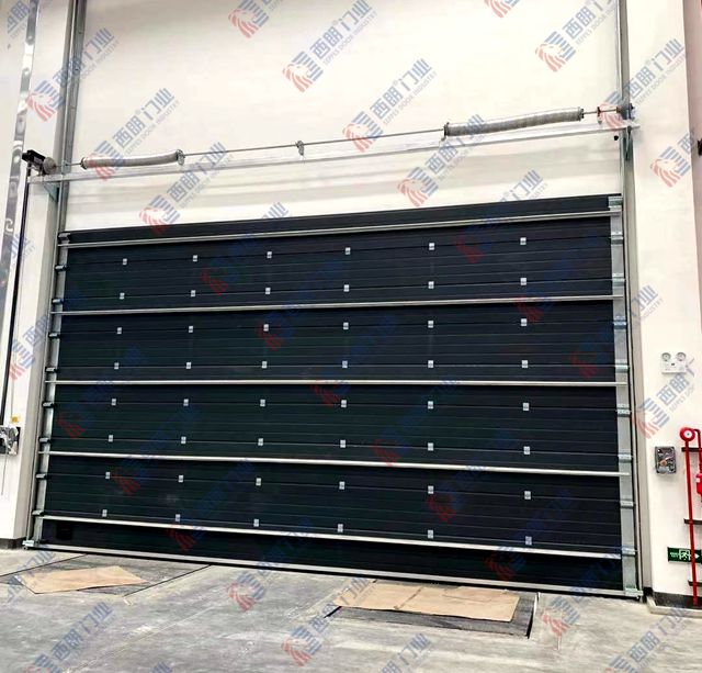 南通帶抗風(fēng)背筋的工業(yè)提升門